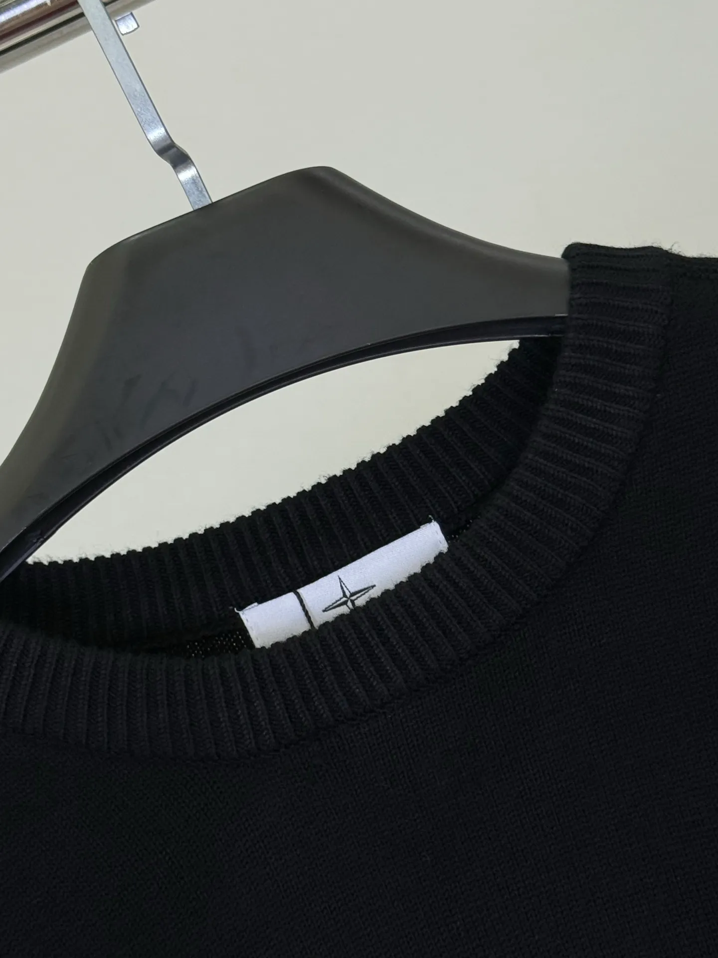 P400 💕Stone Island’s knitted sweater brings the workwear texture to become the most recognizable on the street. On the “hidden luxury track” of trendy brands, Stone Island’s black round-neck knitted sweater is the winner of both “function and style”.  It uses solid knitting technology to create a neat silhouette. The low-key cross logo on the chest and the three-dimensional texture details on the sleeves are Stone Island's fashionable and luxurious codes engraved in the DNA. The pure black model hides a hard-core texture in simplicity; the classic round neck is suitable for all styles, making it a "style all-rounder" in the wardrobe.  As an ingenious work of an Italian fashionable luxury brand, its knitted texture is crisp and tough. The upper body has a strong aura of workwear style and a comfortable feel for daily wear. Whether you wear it with overalls for a functional trend, or with jeans for a dark look, you can easily wear it with a high-end feel that is instantly recognizable to fashion industry veterans.  This autumn and winter, let it become the "Black Knight Badge" in your wardrobe and unlock the daily functional aesthetics of Stone Island~